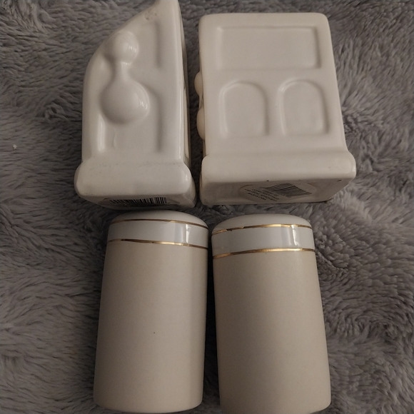 Vintage Las Vegas Ceramic Salt & Pepper Shaker Sets - Picture 6 of 6